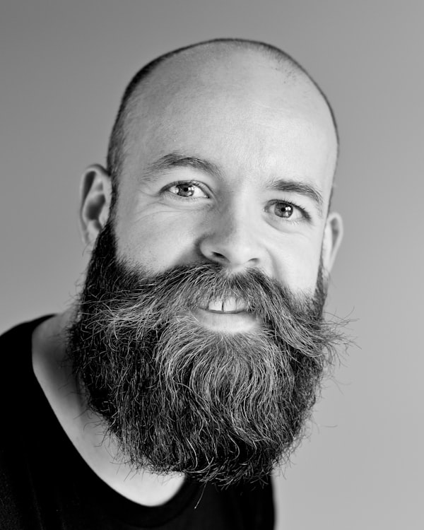 Portret al lui Oliver Hayes, fondator și maestru bărbier